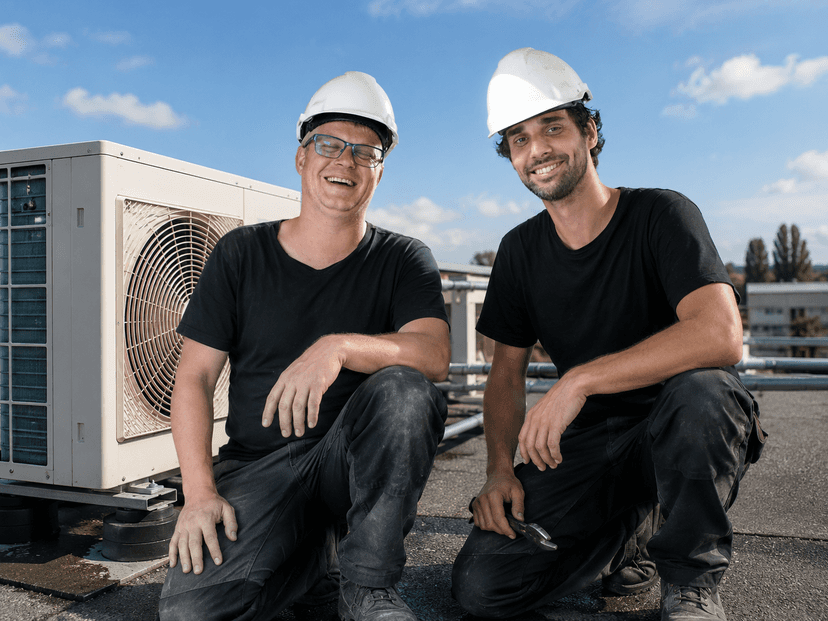 Monteurs van Kurios Service op een dak bij een klimaatinstallatie