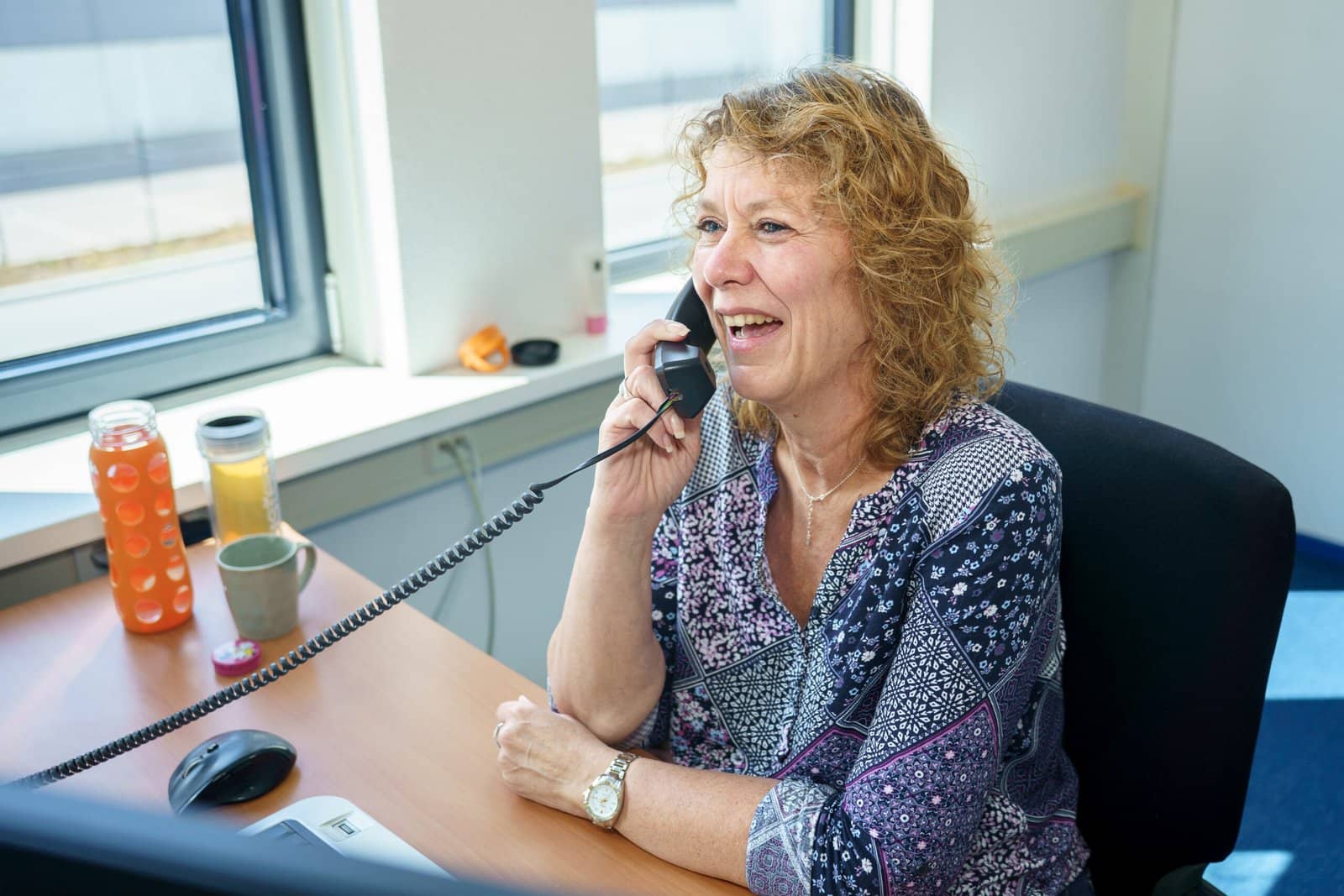Medewerker van Kurios Service aan de telefoon