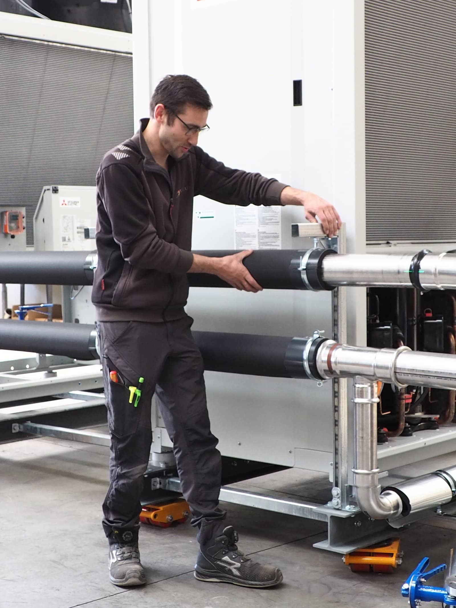 Gecertificeerde koelmonteur van Kurios Service aan een technische installatie