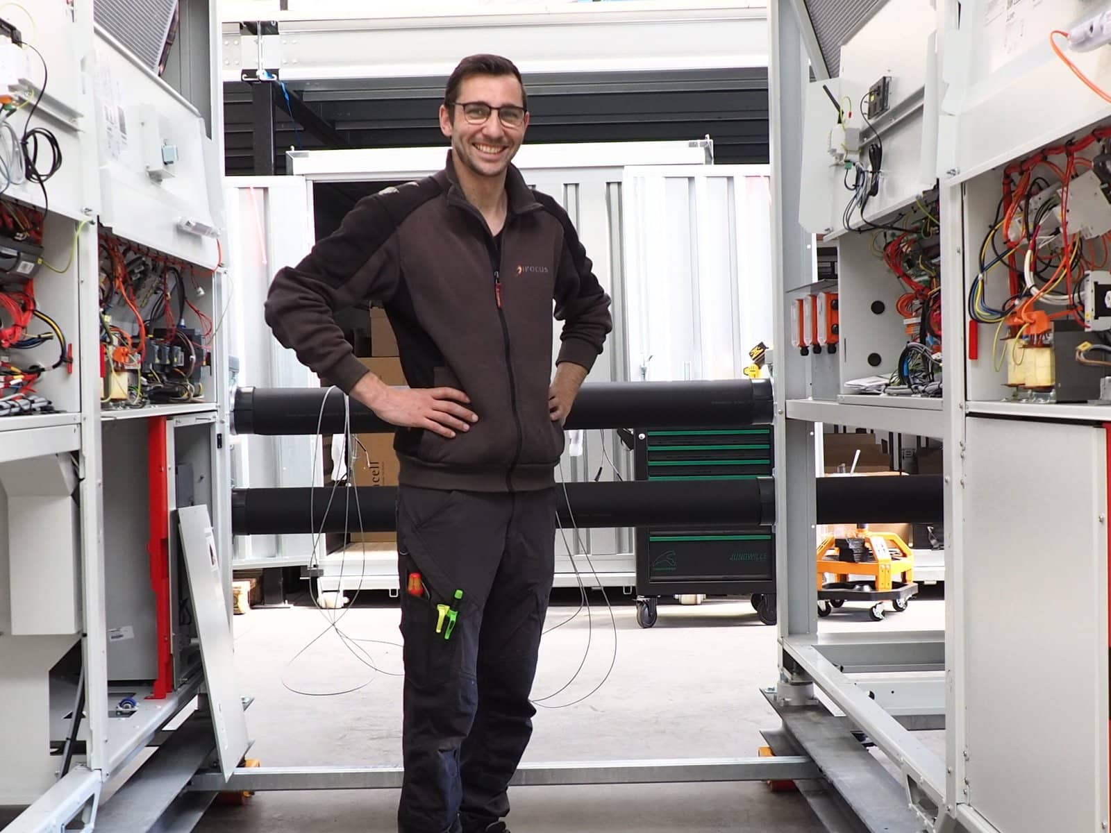 Monteur van Kurios Service tussen koeltechnische installaties