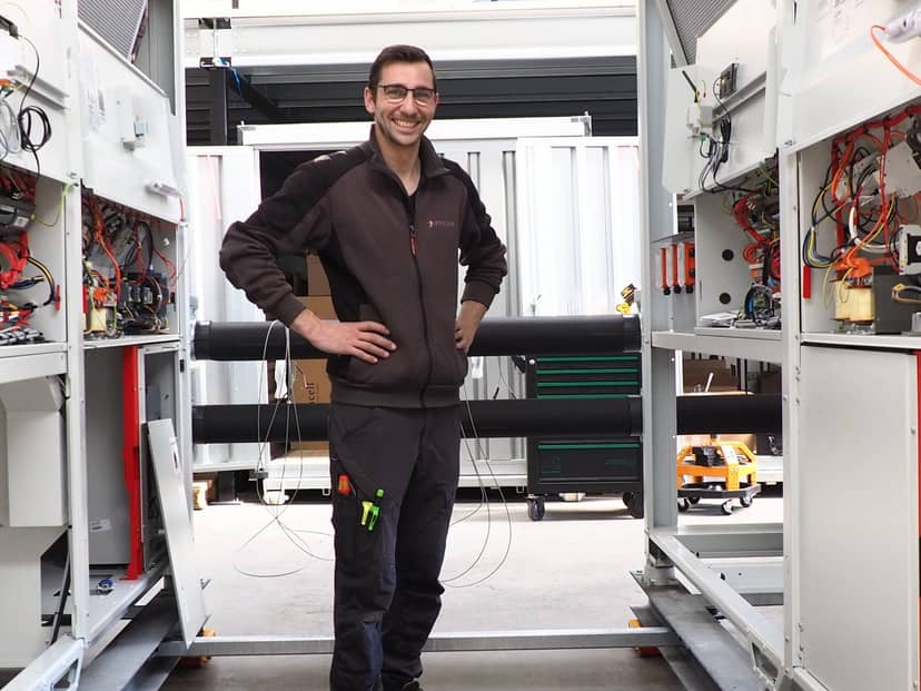 Monteur van Kurios Service tussen koeltechnische installaties