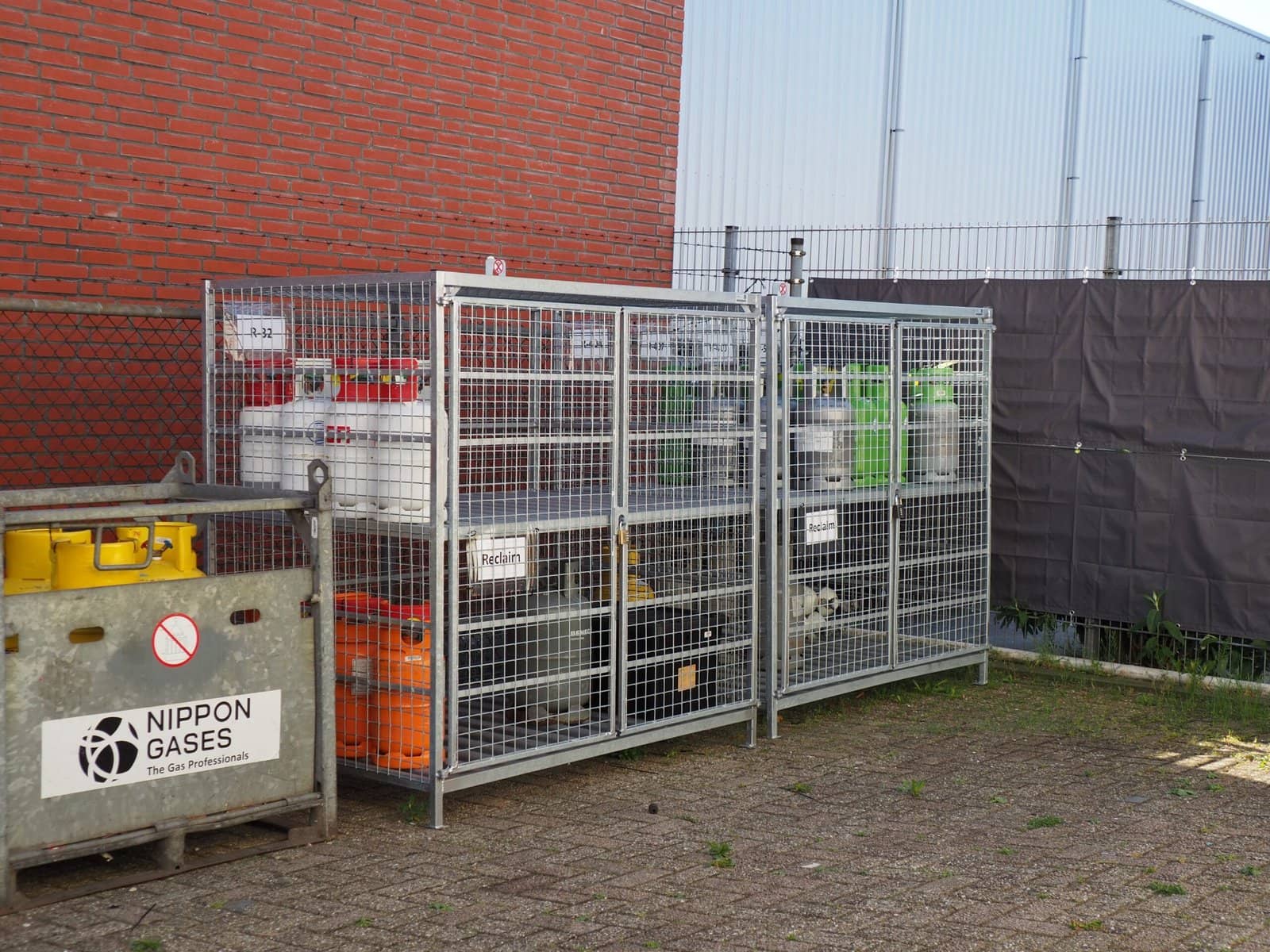 Materiaal en gasflessen op locatie